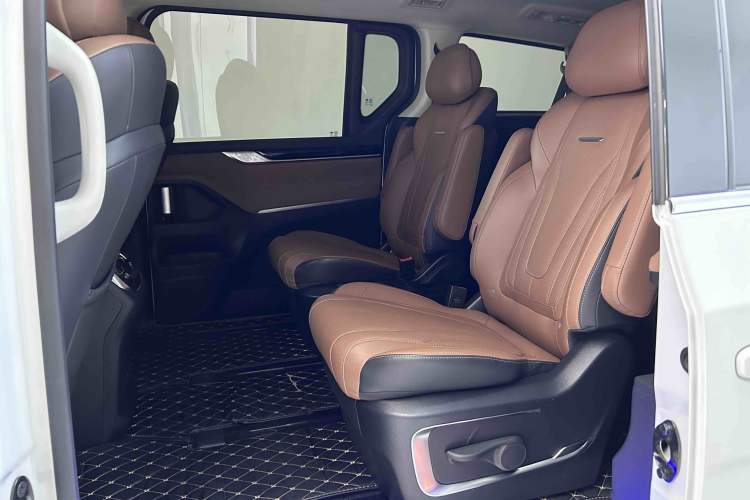Used SAIC MAXUS G20 2021 Facelifted PLUS 2.0T Gasoline Automatic Luxury Edition Interior 2