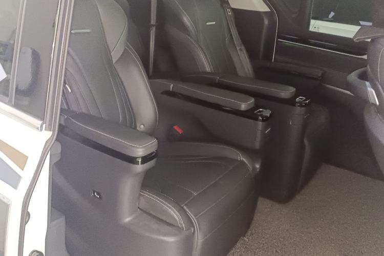 Used SAIC MAXUS G20 2021 PLUS 2.0T Gasoline Automatic ZhiZun Edition Interior 4