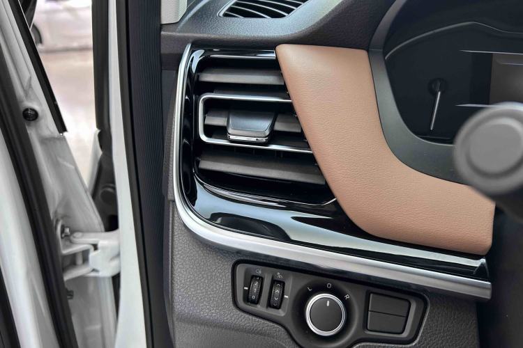 Used SAIC MAXUS G20 2021 Facelifted PLUS 2.0T Gasoline Automatic Luxury Edition Interior 6