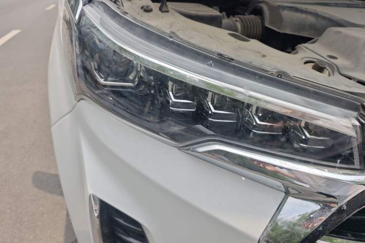 Used SAIC MAXUS G20 2021 PLUS 2.0T Gasoline Automatic Luxury Executive Edition Right Front Headlight