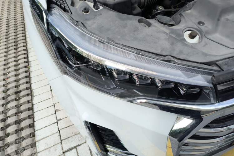 Used SAIC MAXUS G20 2021 PLUS 2.0T Gasoline Automatic ZhiZun Edition Right Front Headlight