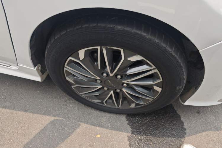 Used SAIC MAXUS G20 2021 PLUS 2.0T Gasoline Automatic Luxury Executive Edition Right Front Wheel Hub