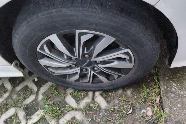 Used SAIC MAXUS G20 2021 PLUS 2.0T Gasoline Automatic Luxury Edition Right Front Wheel Hub