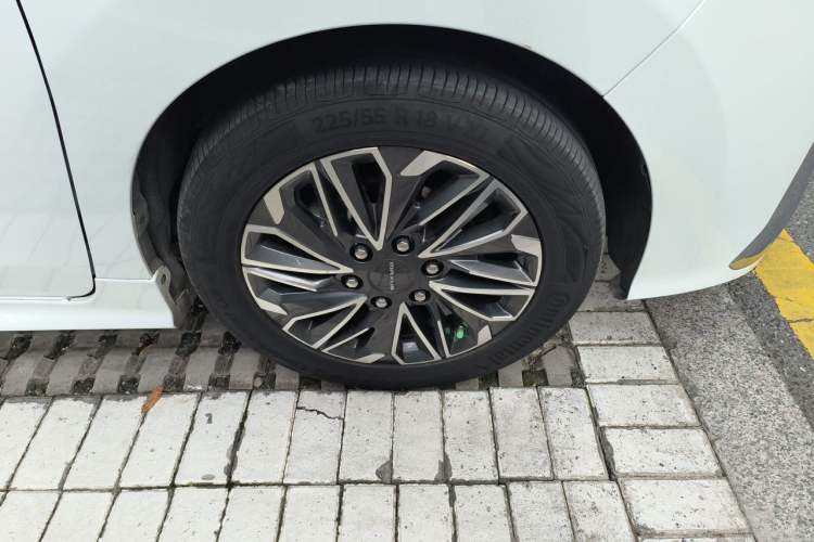 Used SAIC MAXUS G20 2021 PLUS 2.0T Gasoline Automatic ZhiZun Edition Right Front Wheel Hub