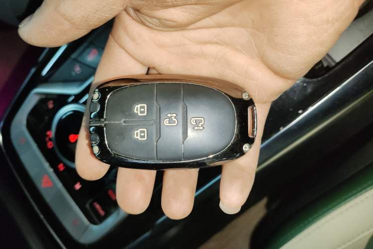 Used SAIC MAXUS G20 2021 Facelifted PLUS 2.0T Gasoline Automatic Luxury Edition Vehicle Key