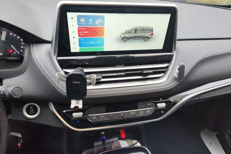 Used SAIC MAXUS G20 2023 Facelifted PLUS 2.0T Gasoline Automatic Luxury Edition Audio And AC Panel