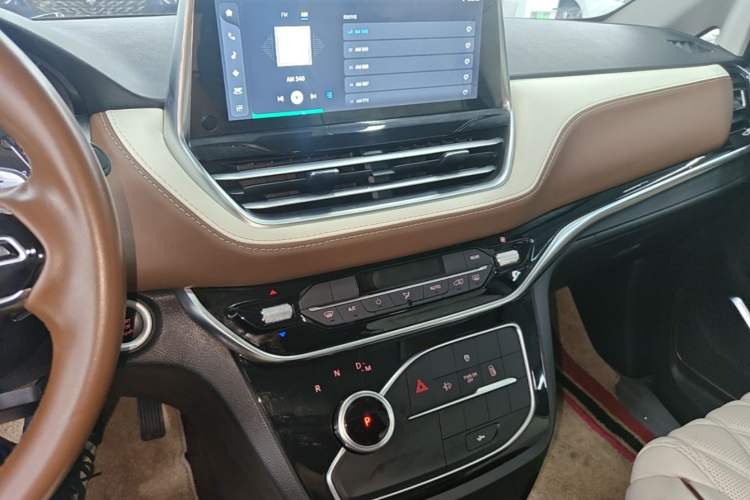 Used SAIC MAXUS G20 2023 Facelift PLUS 2.0T Diesel Automatic Luxury Edition Audio And AC Panel