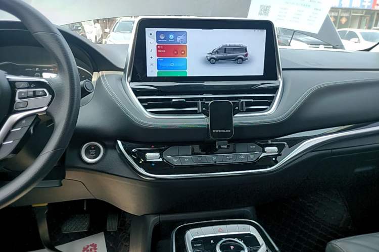 Used SAIC MAXUS G20 2023 Facelifted PLUS 2.0T Gasoline Automatic Luxury Edition Audio And AC Panel