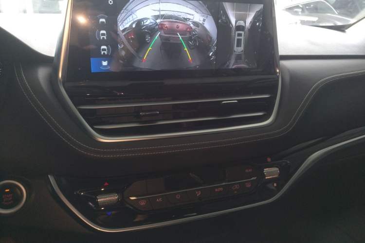 Used SAIC MAXUS G20 2023 Facelifted PLUS 2.0T Gasoline Automatic Luxury Edition Audio And AC Panel