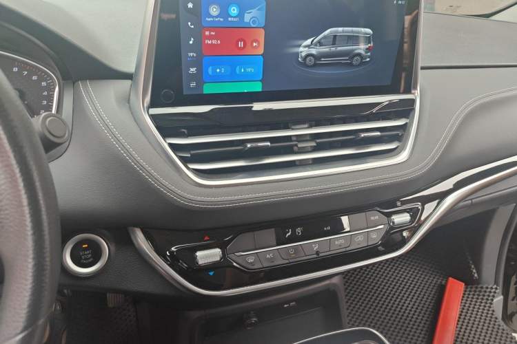 Used SAIC MAXUS G20 2023 Facelifted PLUS 2.0T Gasoline Automatic Luxury Edition Audio And AC Panel