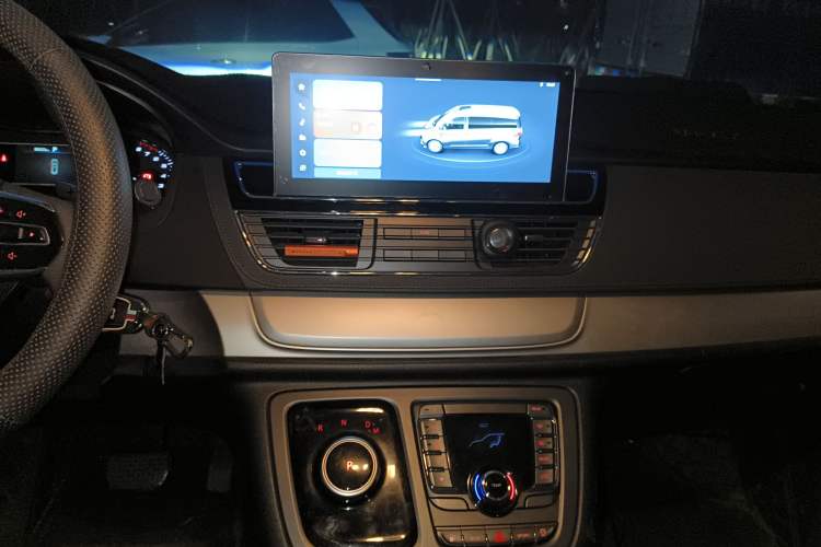 Used SAIC MAXUS G20 2023 Facelifted ES 2.0T Gasoline Automatic Value Edition Audio And AC Panel