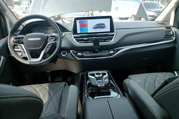 Used SAIC MAXUS G20 2023 Facelifted PLUS 2.0T Gasoline Automatic Luxury Edition Center Console