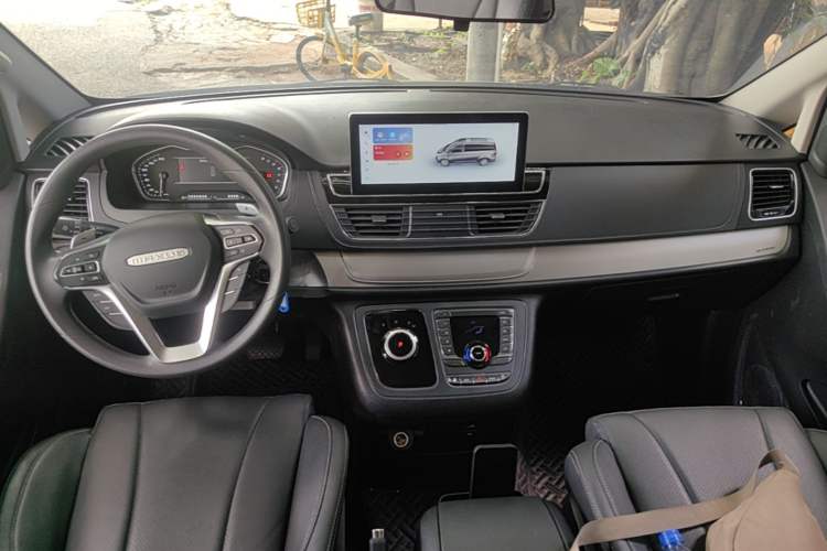Used SAIC MAXUS G20 2023 Facelifted ES 2.0T Gasoline Automatic Value Edition Center Console