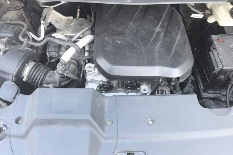 Used SAIC MAXUS G20 2023 Facelifted ES 2.0T Gasoline Automatic Value Edition Engine Bay