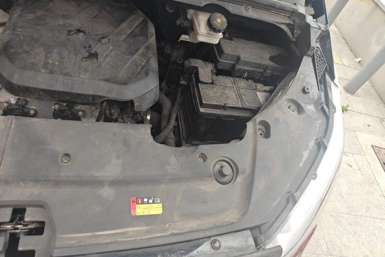 Used SAIC MAXUS G20 2023 Facelifted PLUS 2.0T Gasoline Automatic Luxury Edition Engine Bay Left
