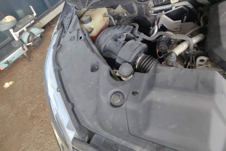 Used SAIC MAXUS G20 2023 Facelifted ES 2.0T Gasoline Automatic Value Edition Engine Bay Right