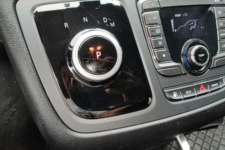 Used SAIC MAXUS G20 2023 Facelifted ES 2.0T Gasoline Automatic Value Edition Gear Lever