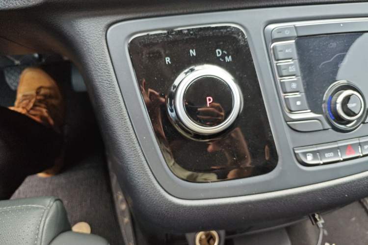 Used SAIC MAXUS G20 2023 Facelifted ES 2.0T Gasoline Automatic Value Edition Gear Lever
