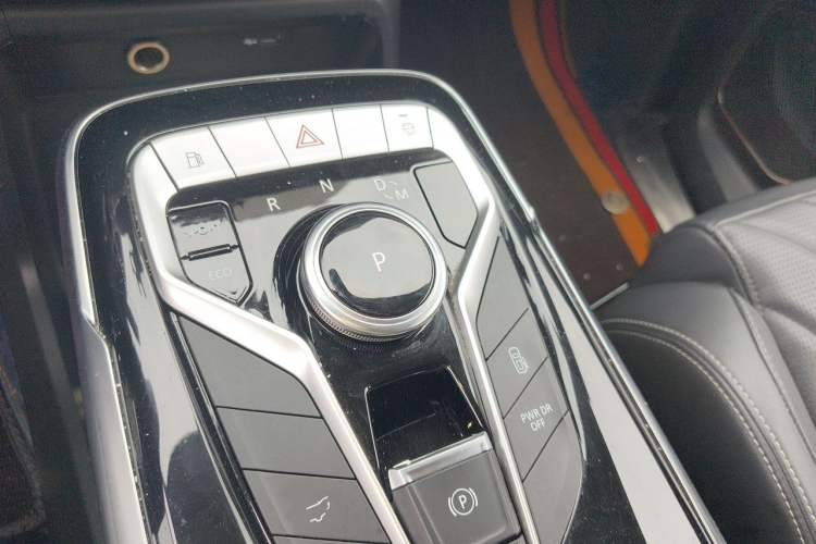 Used SAIC MAXUS G20 2023 Facelifted PLUS 2.0T Gasoline Automatic Luxury Edition Gear Lever