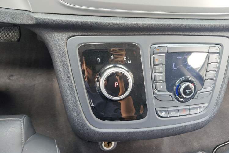 Used SAIC MAXUS G20 2023 Facelifted ES 2.0T Gasoline Automatic Value Edition Gear Lever