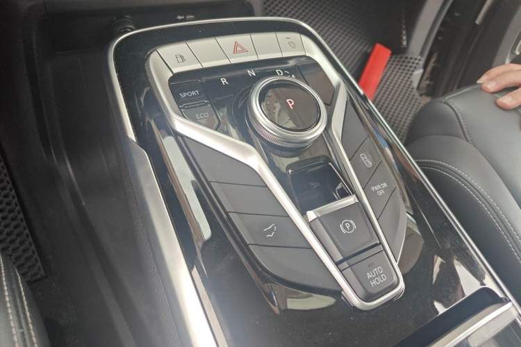 Used SAIC MAXUS G20 2023 Facelifted PLUS 2.0T Gasoline Automatic Luxury Edition Gear Lever