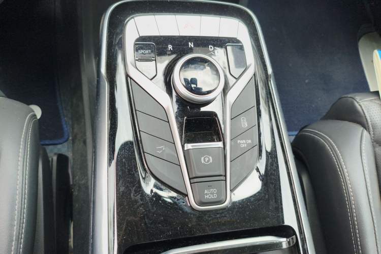 Used SAIC MAXUS G20 2023 Facelifted PLUS 2.0T Gasoline Automatic Luxury Edition Gear Lever