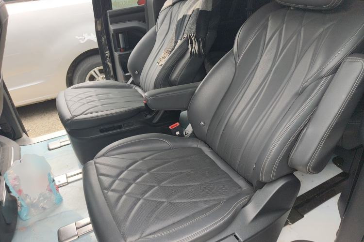 Used SAIC MAXUS G20 2023 Facelifted PLUS 2.0T Gasoline Automatic Luxury Edition Left Rear Seat