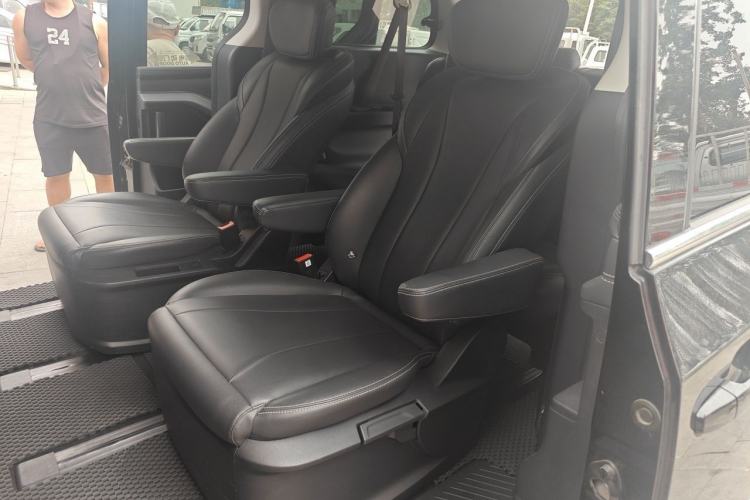 Used SAIC MAXUS G20 2023 Facelifted PLUS 2.0T Gasoline Automatic Luxury Edition Left Rear Seat
