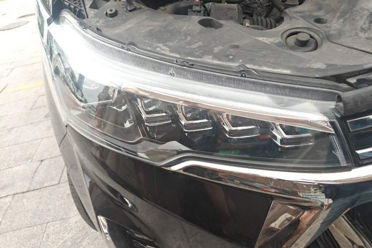 Used SAIC MAXUS G20 2023 Facelifted PLUS 2.0T Gasoline Automatic Luxury Edition Right Front Headlight