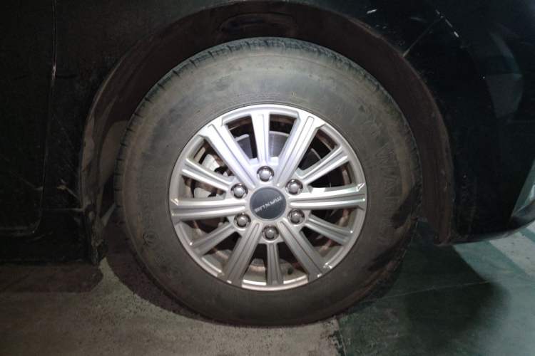 Used SAIC MAXUS G20 2023 Facelifted ES 2.0T Diesel Manual - Exceptional Value Edition Right Front Wheel Hub
