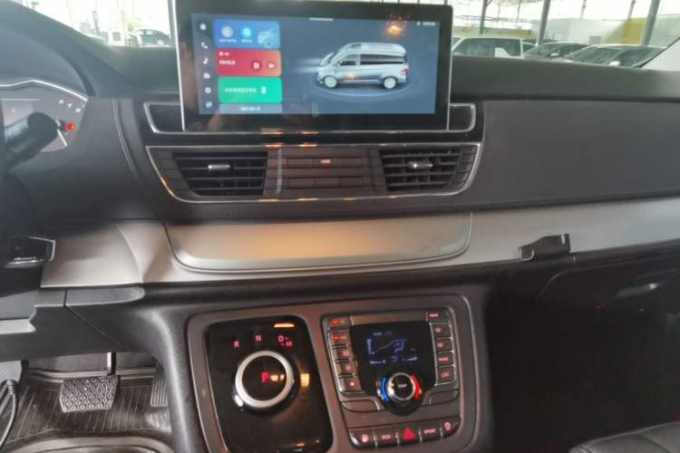 Used SAIC MAXUS G20 2023 Facelifted ES 2.0T Gasoline Automatic Value Edition Audio And AC Panel