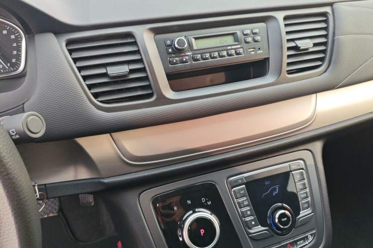 Used SAIC MAXUS G20 2023 ES 2.0T Gasoline Automatic Value Edition Audio And AC Panel