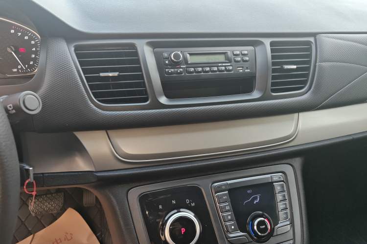 Used SAIC MAXUS G20 2023 ES 2.0T Gasoline Automatic Value Edition Audio And AC Panel