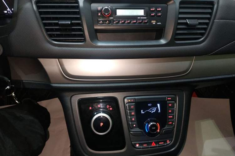 Used SAIC MAXUS G20 2023 ES 2.0T Gasoline Automatic Value Edition Audio And AC Panel