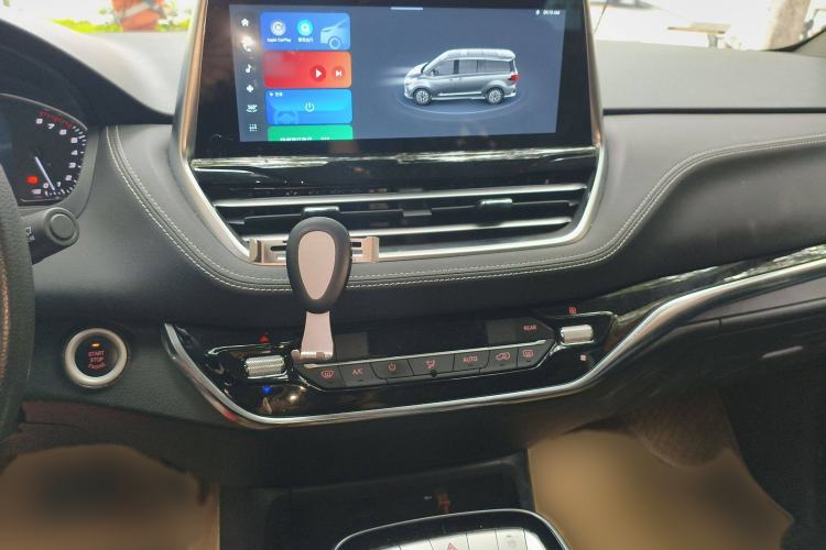 Used SAIC MAXUS G20 2023 Facelifted PLUS 2.0T Gasoline Automatic Luxury Edition Audio And AC Panel