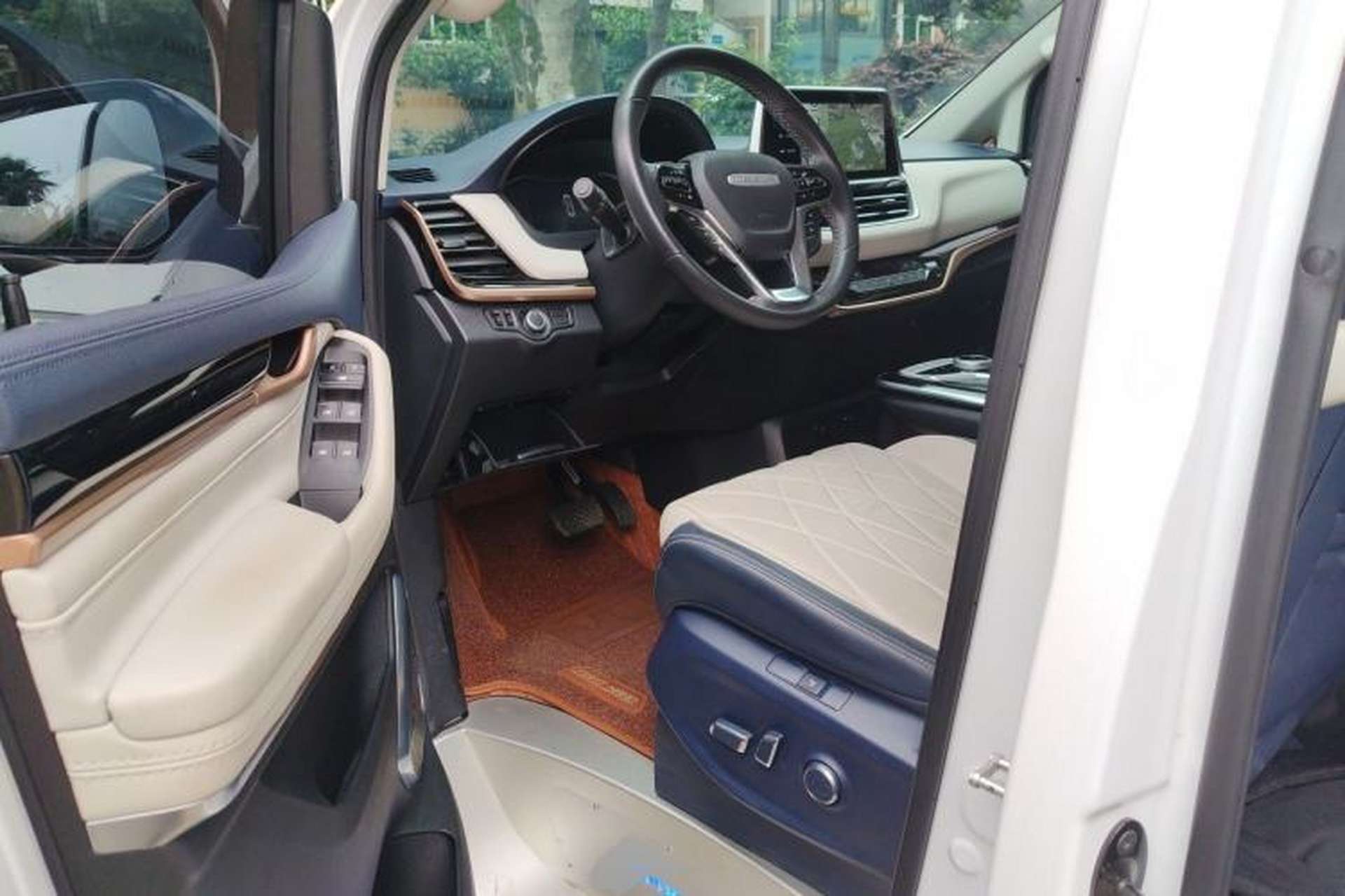 Used SAIC MAXUS G20 2023 Facelifted PLUS 2.0T Gasoline Automatic Flagship Edition Driver Seat