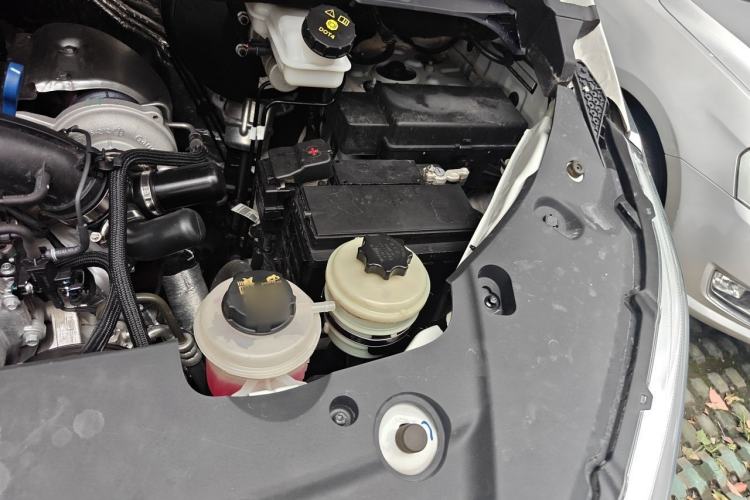 Used SAIC MAXUS G20 2023 ES 2.0T Gasoline Automatic Value Edition Engine Bay Left