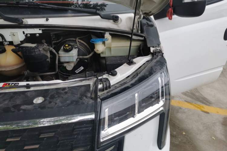 Used SAIC MAXUS G20 2023 ES 2.0T Diesel Manual Value Edition Engine Bay Left
