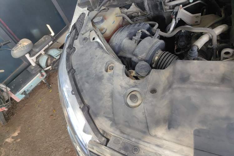 Used SAIC MAXUS G20 2023 Facelifted ES 2.0T Gasoline Automatic Value Edition Engine Bay Right