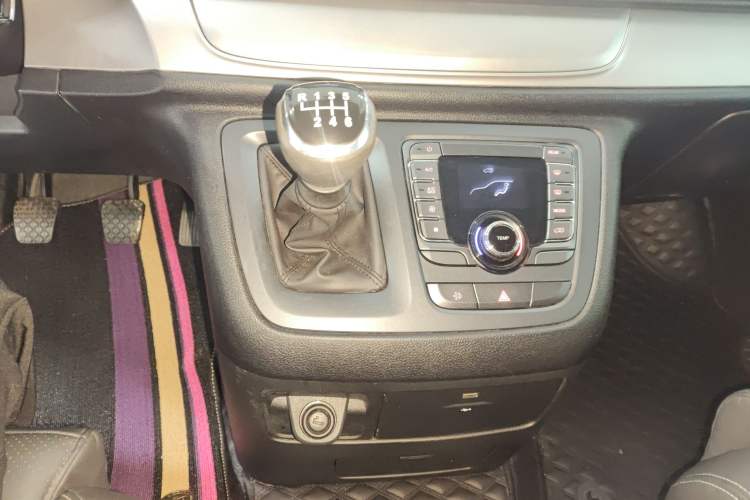 Used SAIC MAXUS G20 2023 Facelifted ES 2.0T Diesel Manual - Exceptional Value Edition Gear Lever