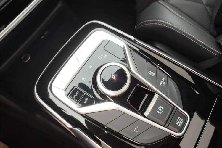 Used SAIC MAXUS G20 2023 Facelifted PLUS 2.0T Gasoline Automatic Luxury Edition Gear Lever