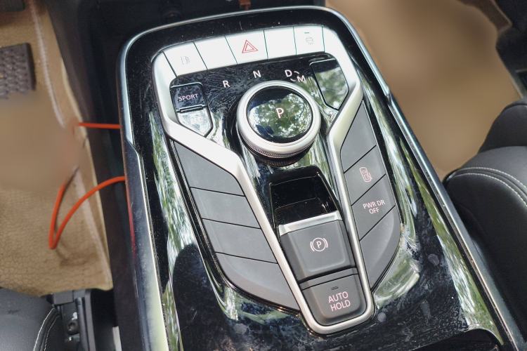 Used SAIC MAXUS G20 2023 Facelifted PLUS 2.0T Gasoline Automatic Luxury Edition Gear Lever