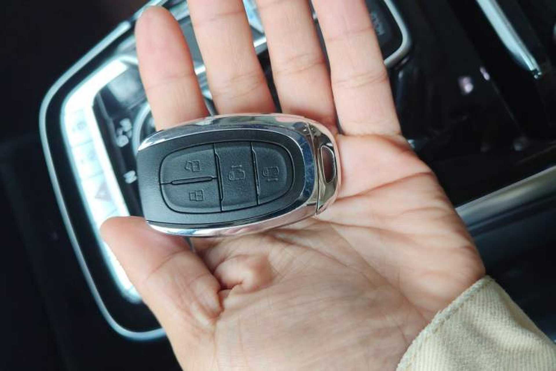 Used SAIC MAXUS G20 2023 Facelifted PLUS 2.0T Gasoline Automatic Flagship Edition Interior 1
