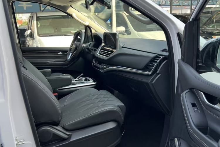 Used SAIC MAXUS G20 2023 Facelifted PLUS 2.0T Gasoline Automatic Luxury Edition Interior 2