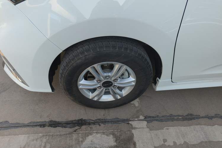 Used SAIC MAXUS G20 2023 ES 2.0T Gasoline Automatic Value Edition Left Front Wheel Hub
