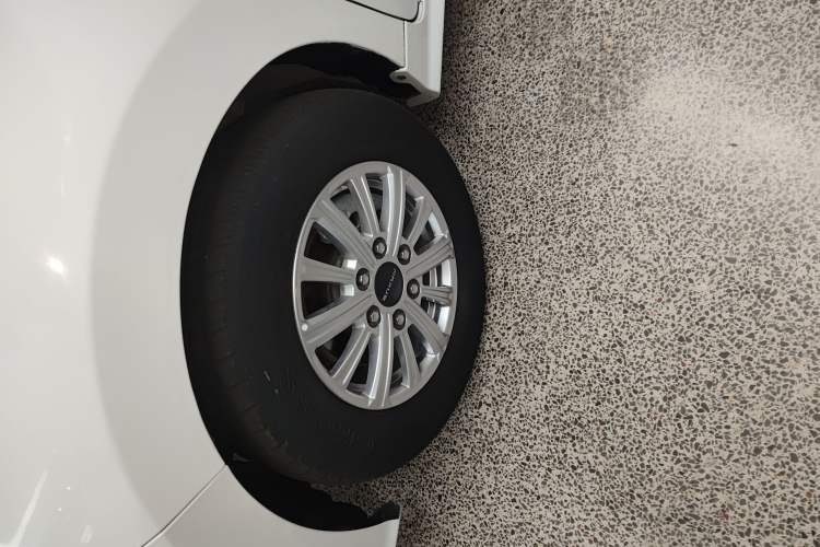 Used SAIC MAXUS G20 2023 Facelifted ES 2.0T Diesel Manual - Exceptional Value Edition Left Front Wheel Hub