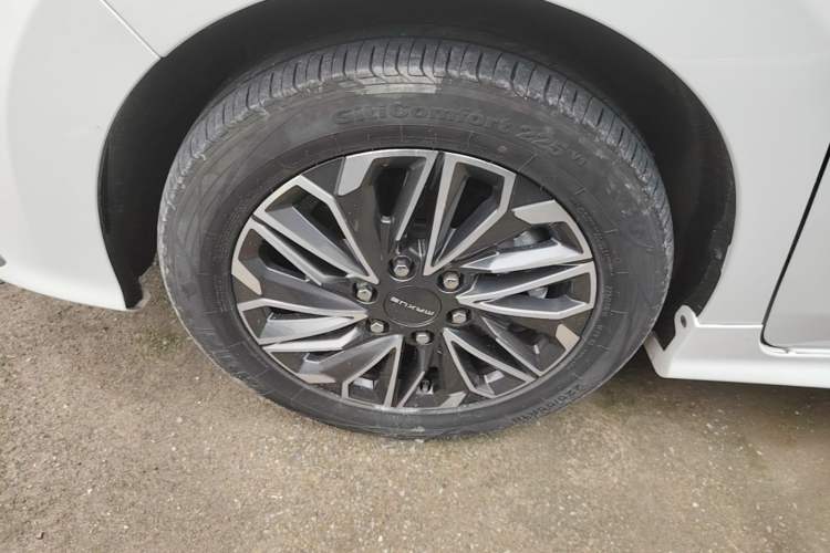 Used SAIC MAXUS G20 2023 Facelifted PLUS 2.0T Gasoline Automatic Luxury Edition Left Front Wheel Hub