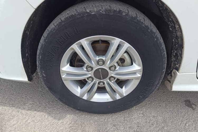 Used SAIC MAXUS G20 2023 ES 2.0T Gasoline Automatic Value Edition Left Front Wheel Hub