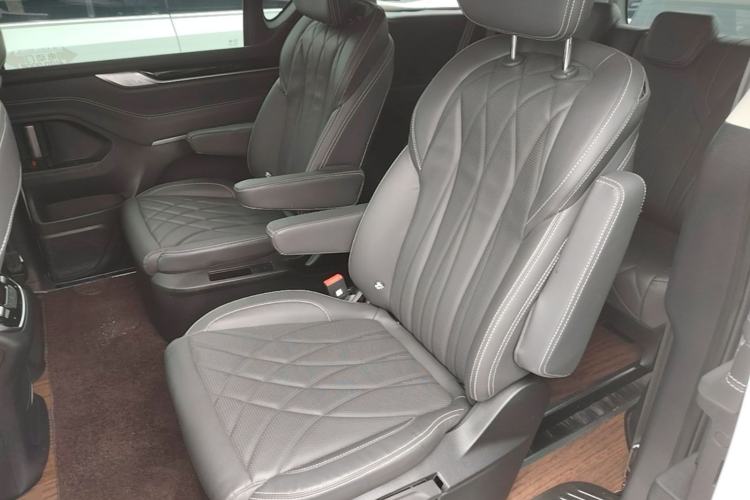 Used SAIC MAXUS G20 2023 Facelifted PLUS 2.0T Gasoline Automatic Luxury Edition Left Rear Seat