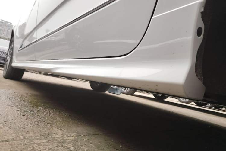 Used SAIC MAXUS G20 2023 Facelifted PLUS 2.0T Gasoline Automatic Luxury Edition Left Side Sill